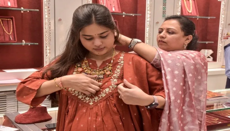तनाव में चमका सोना-चांदी, कीमतों में जोरदार उछाल