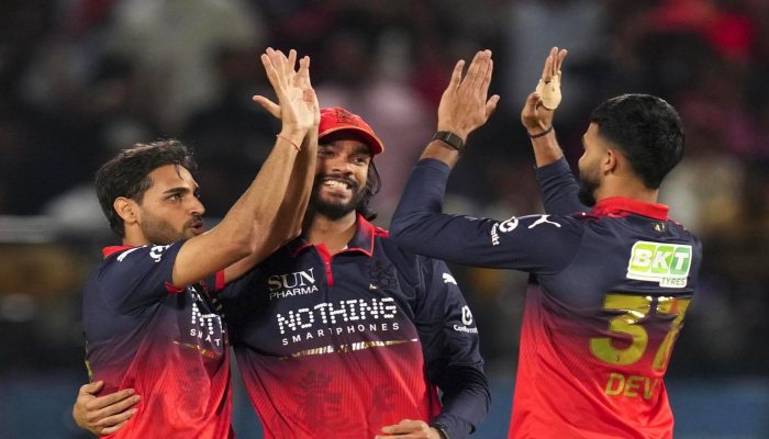 RCB vs GT Live Score: गुजरात टाइटंस को रौंदकर लगातार दूसरी बार फाइनल में पहुंची बेंगलुरु, रजत पाटीदार ने खेली कप्तानी पारी