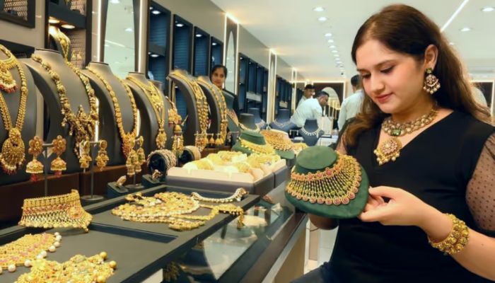 Gold Silver Price Today: चार लाख के पार हुई चांदी, सोना भी हुआ 'बेकाबू' , जानें आज का भाव