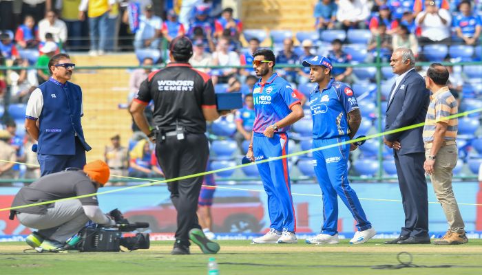 DC vs MI Live Score: दिल्ली कैपिटल्स ने टॉस जीतकर चुनी गेंदबाजी, मुंबई इंडियंस की खराब शुरुआत