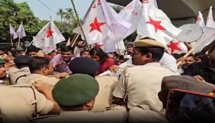 पटना: चुनाव आयोग कार्यालय की बढ़ाई गई सुरक्षा, प्रदर्शनकारी रोके गए